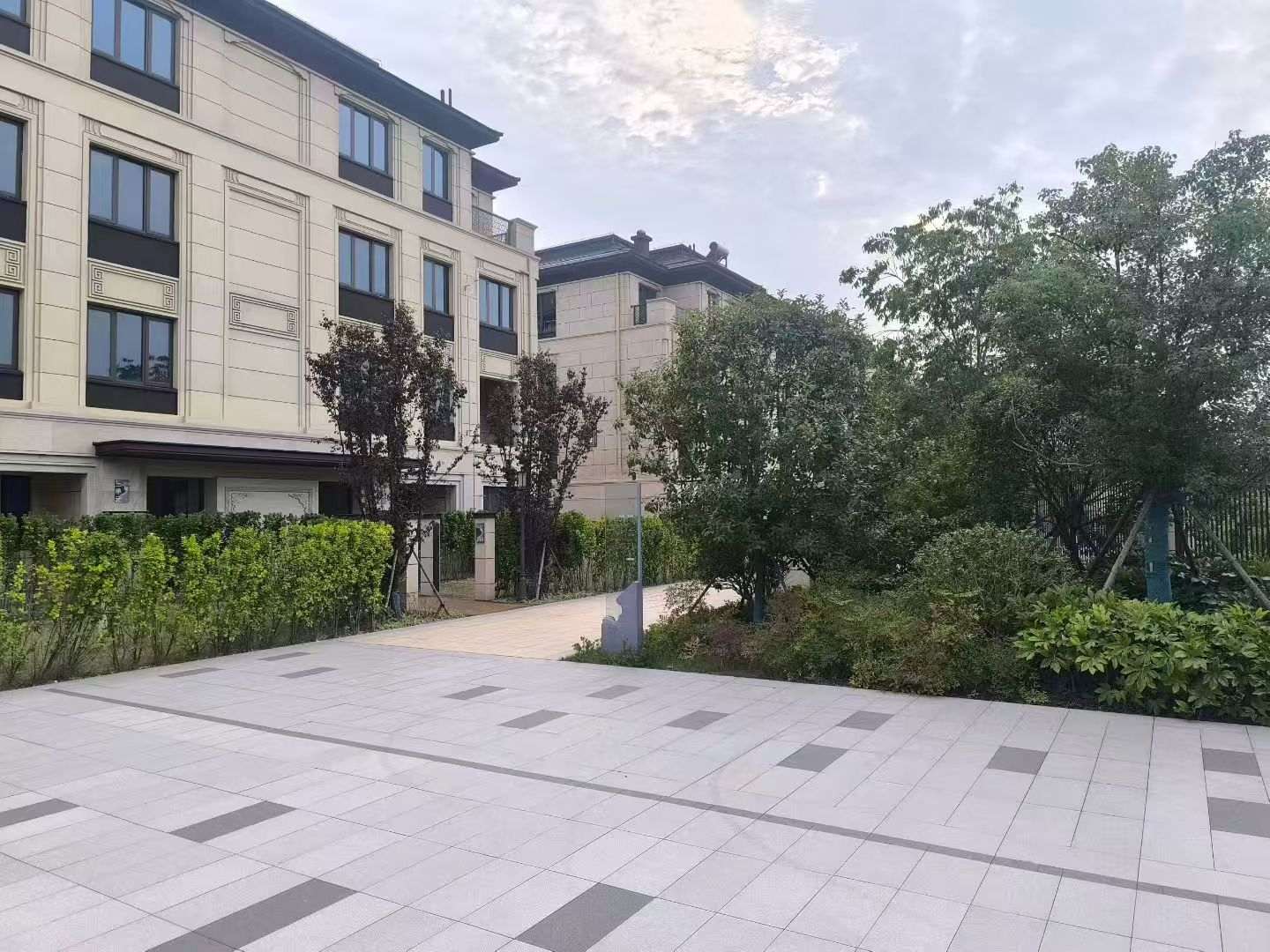 山西 芝麻白与芝麻白搭配铺装，尺寸1200*600