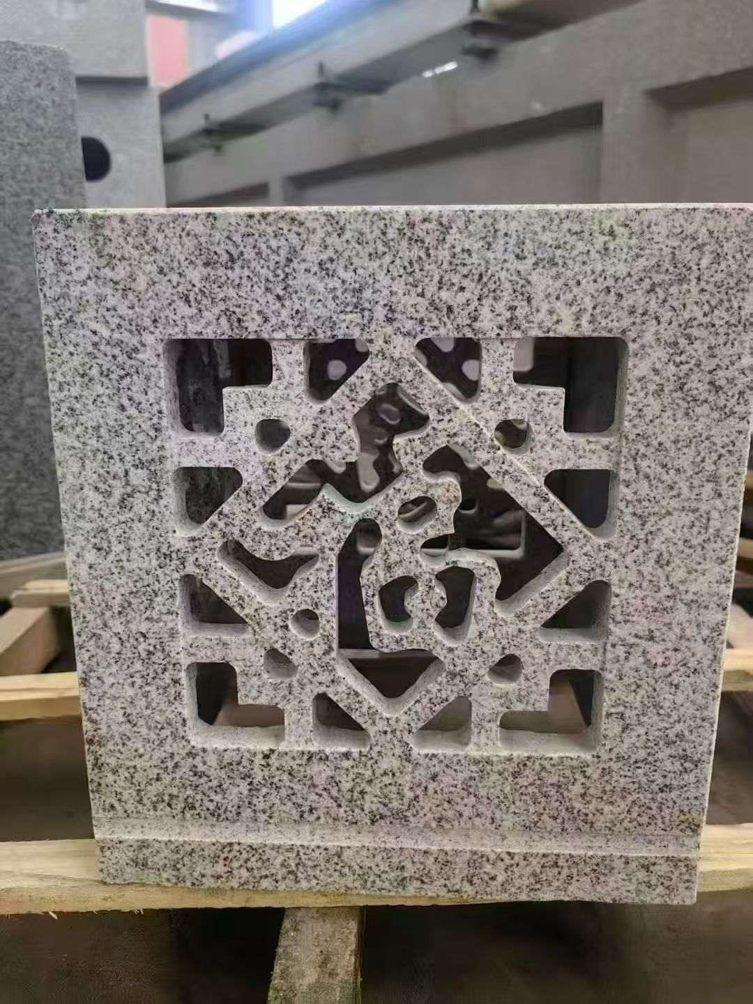 山西 芝麻白花岗岩镂空雕花灯笼